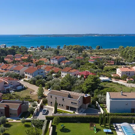 Casa Arbor Blanco With A View And Heated Infinity Pool Fažana